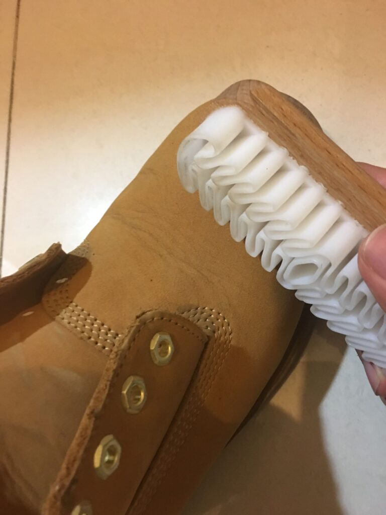 大黄靴能用水洗吗_雪地靴皮质运动鞋的清理方法