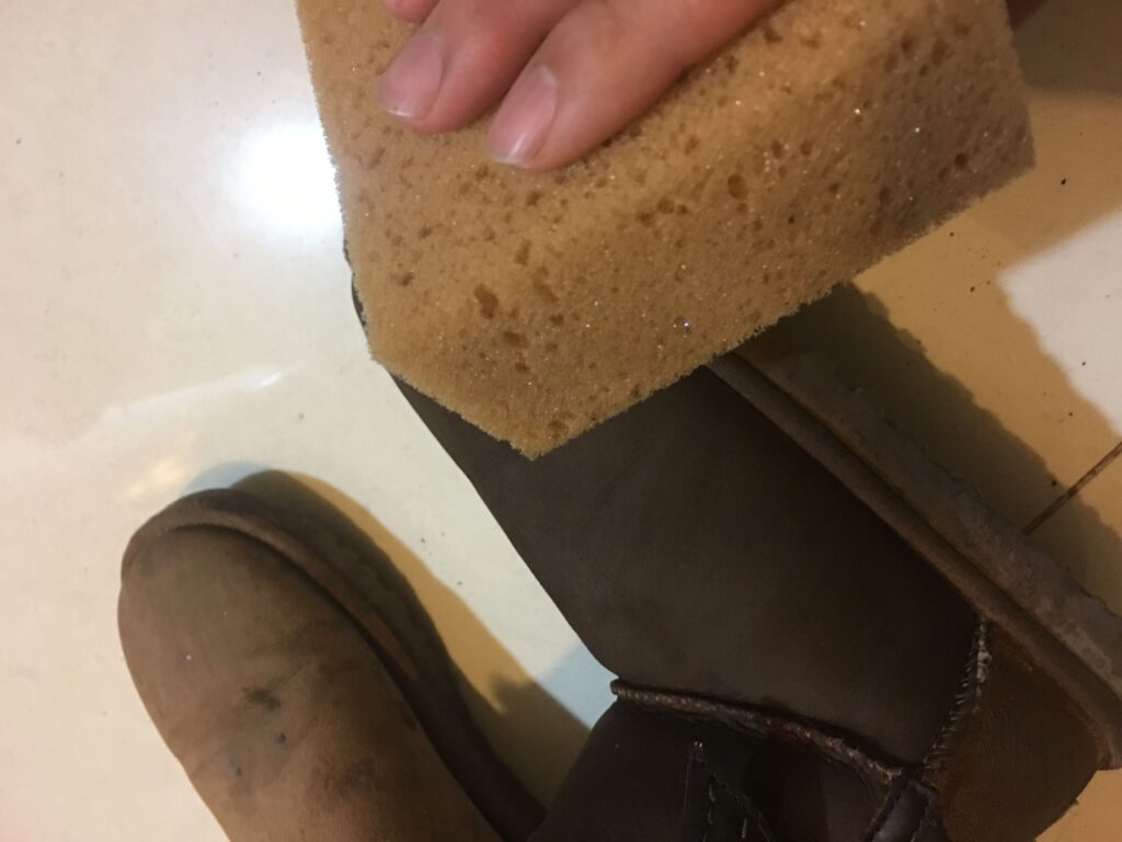 大黄靴能用水洗吗_雪地靴皮质运动鞋的清理方法