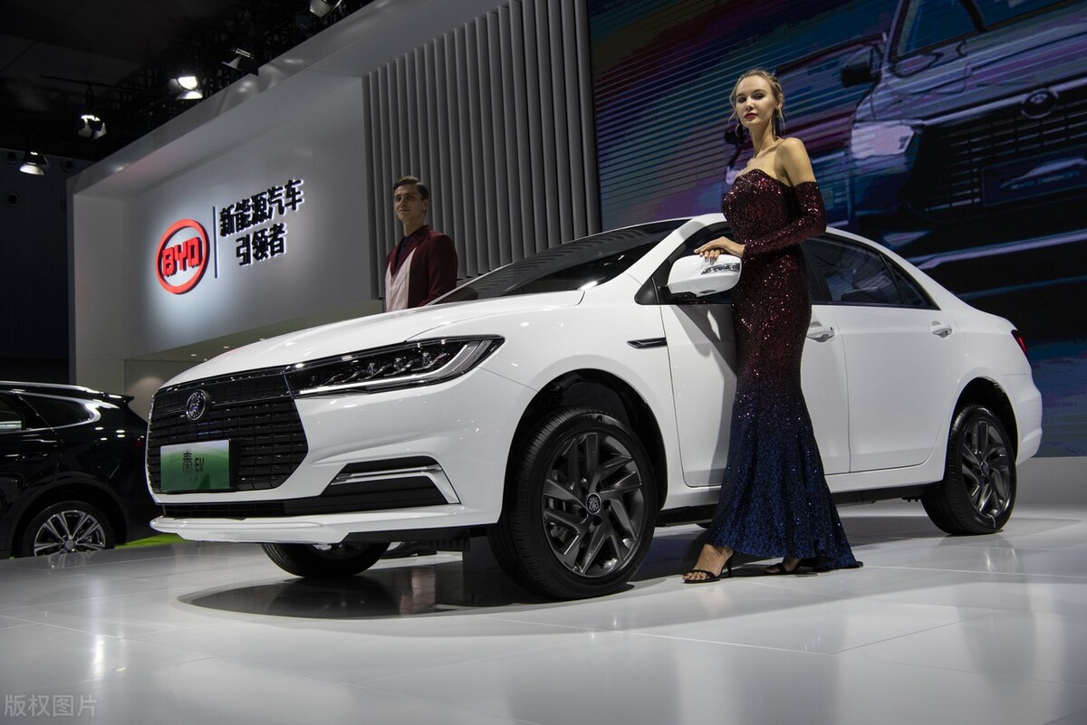 买一台30万的车，每年要花多少钱养车？月薪较低的朋友应慎重考虑