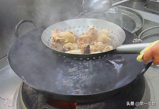 怎样做竹荪炖鸡汤（厨师长分享竹荪煲鸡汤家常做法）(8)