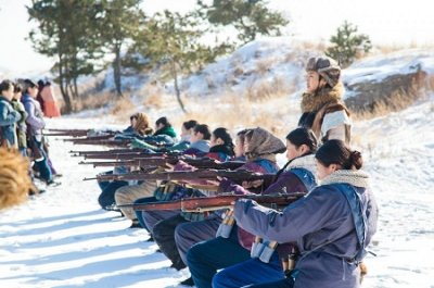 《雪地娘子军》抗战神剧首播反响好 王子邱胜翊演技上线