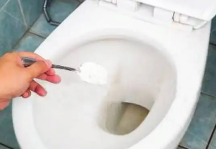 马桶堵了如何自己解决,抽水马桶堵了如何自己快速疏通清理垃圾图3