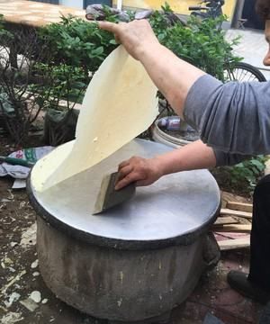 白面煎饼面糊怎么调,玉米面摊煎饼面糊的调配方法图23