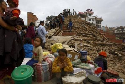 ​尼泊尔大地震是哪一年？尼泊尔大地震时,当地一些居民冒险抢救