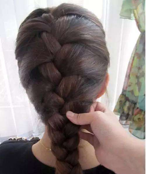 怎么给自己编麻花辫子