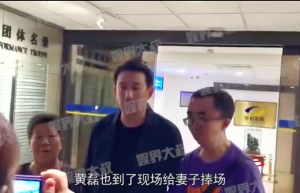 倪大红话剧首映，妻子女儿罕见现身，助理称其“嫂子”