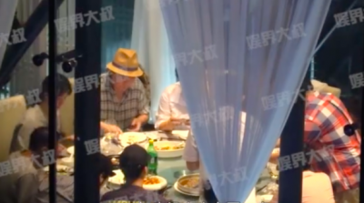 ​倪大红话剧首映，妻子女儿罕见现身，助理称其“嫂子”
