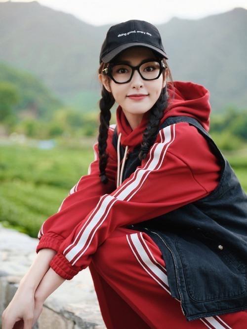 唐嫣医院探望胡歌妻女，3岁女儿陪同样貌曝光，大长腿很吸晴