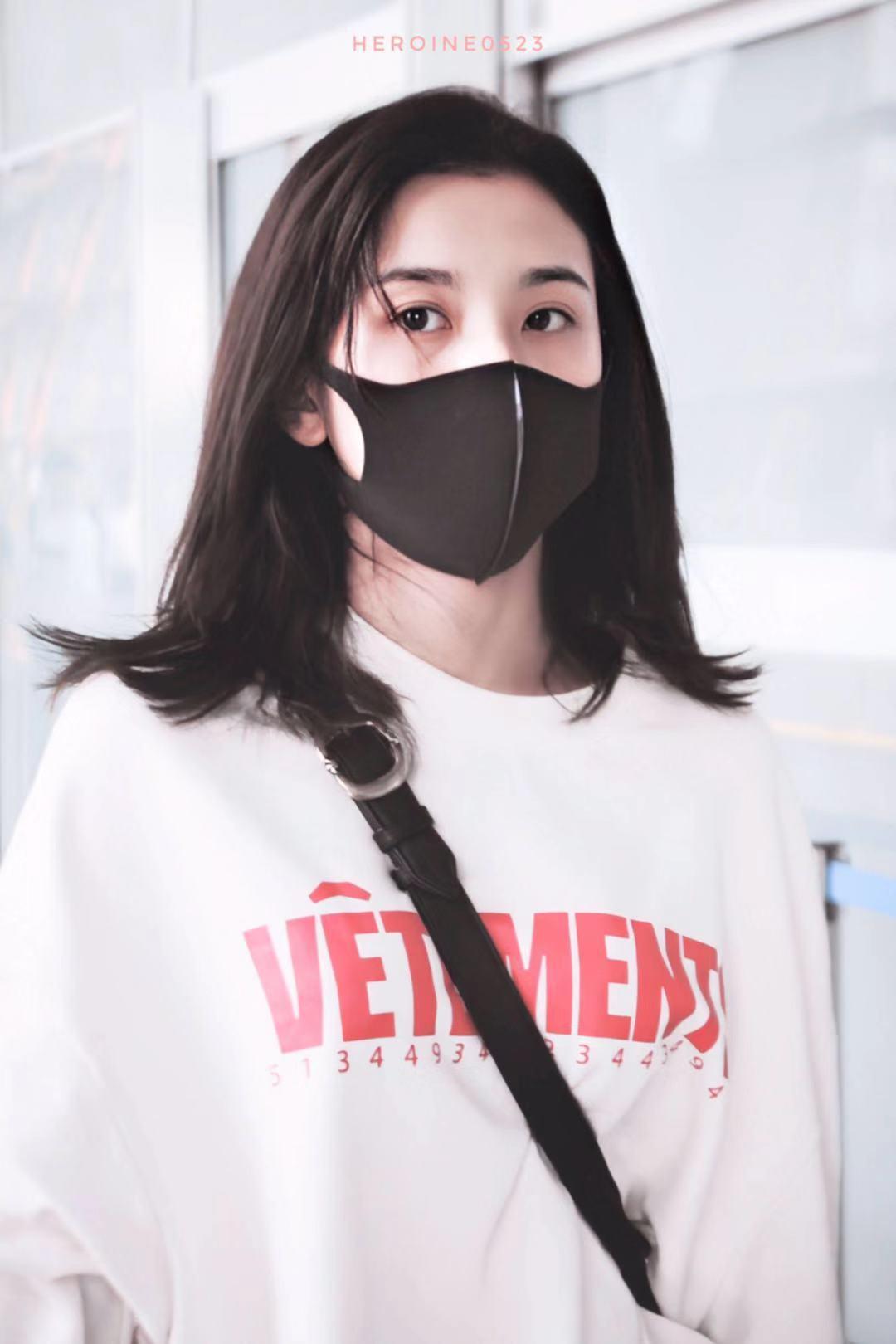 张子枫无惧镜头怼脸，直男自拍角度遭吐槽，无意撞脸宋祖儿