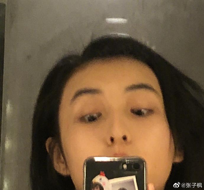 张子枫无惧镜头怼脸，直男自拍角度遭吐槽，无意撞脸宋祖儿