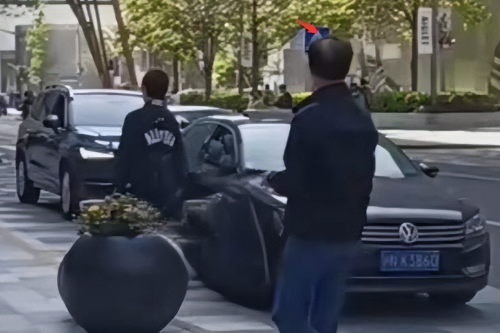 伏明霞与71岁富豪老公破婚变传闻，同框现身街头，大女儿罕露面