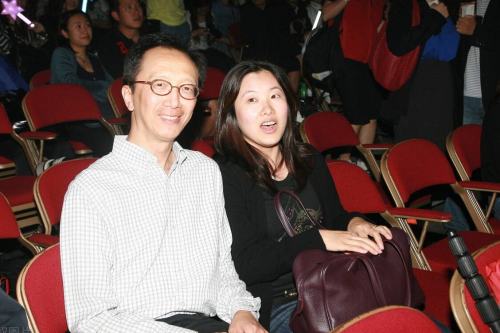 伏明霞与71岁富豪老公破婚变传闻，同框现身街头，大女儿罕露面