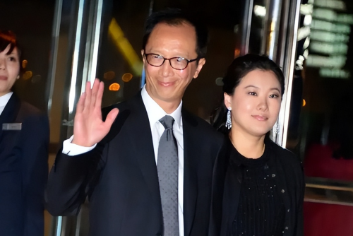 伏明霞与71岁富豪老公破婚变传闻，同框现身街头，大女儿罕露面