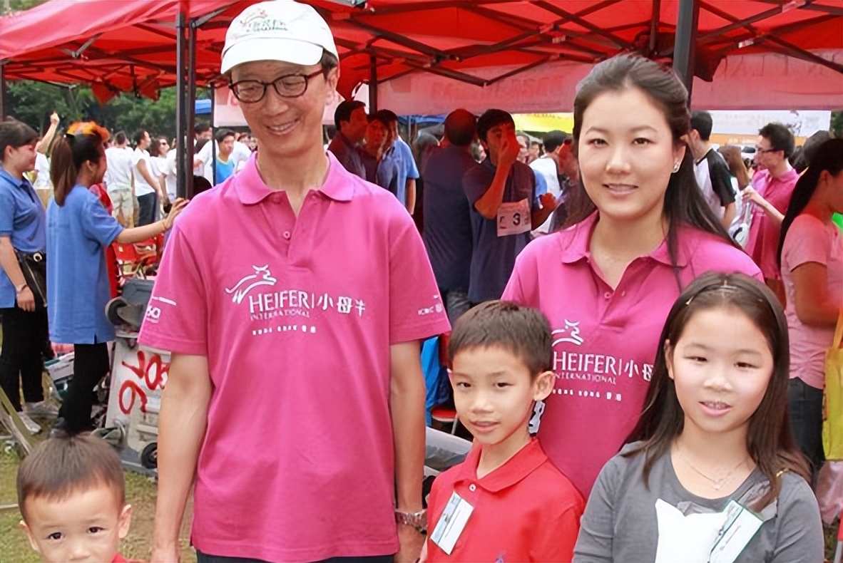 伏明霞与71岁富豪老公破婚变传闻，同框现身街头，大女儿罕露面