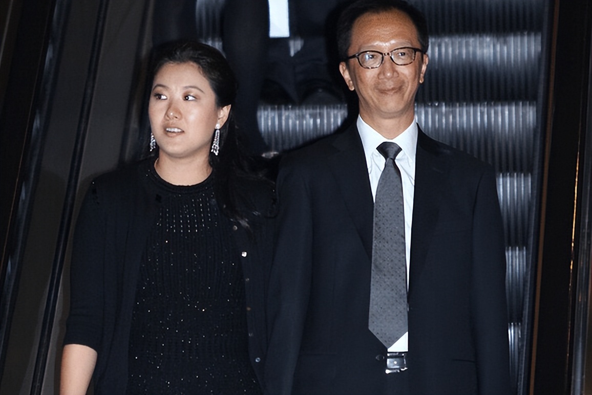 伏明霞与71岁富豪老公破婚变传闻，同框现身街头，大女儿罕露面