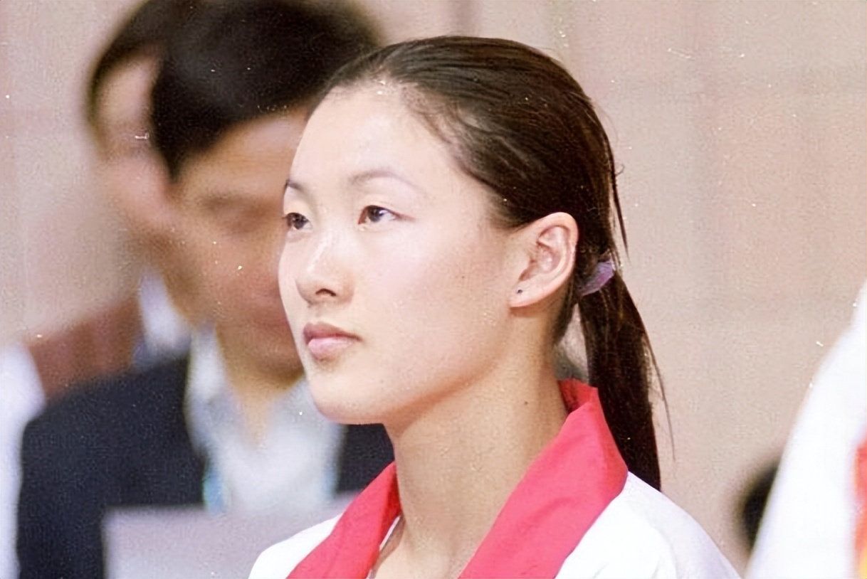 伏明霞与71岁富豪老公破婚变传闻，同框现身街头，大女儿罕露面