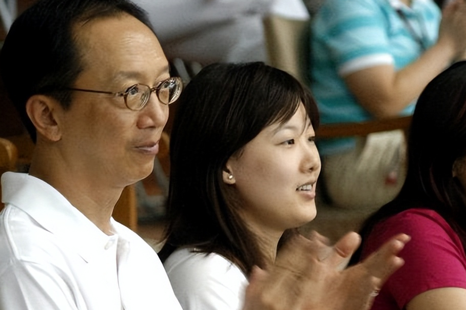 伏明霞与71岁富豪老公破婚变传闻，同框现身街头，大女儿罕露面