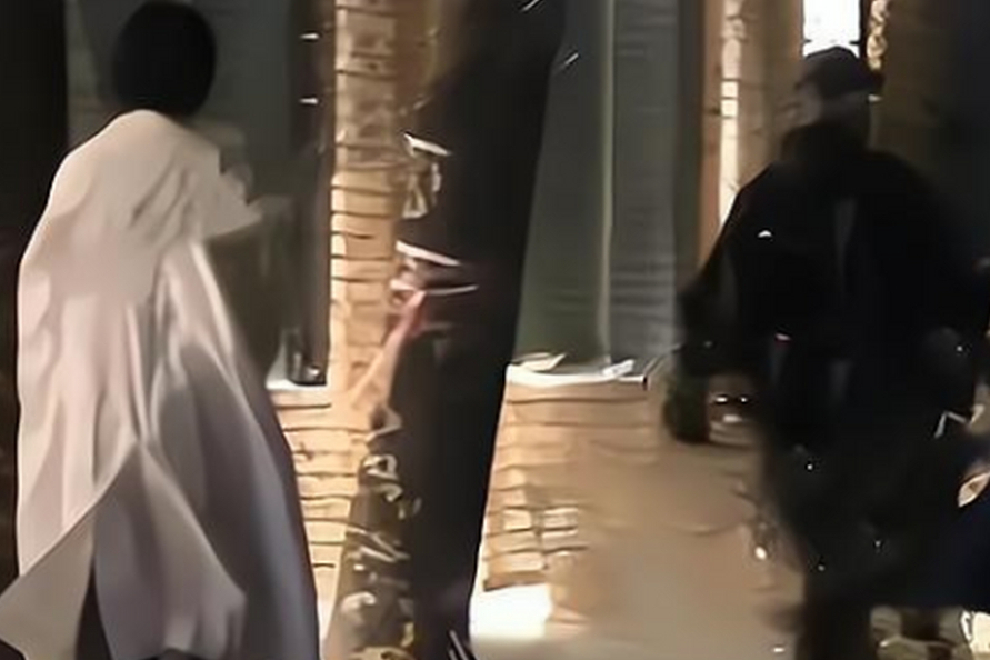 伏明霞与71岁富豪老公破婚变传闻，同框现身街头，大女儿罕露面