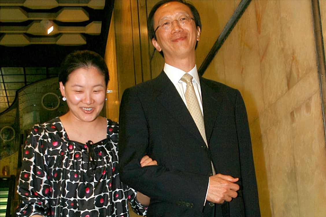 伏明霞与71岁富豪老公破婚变传闻，同框现身街头，大女儿罕露面