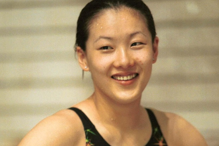 伏明霞与71岁富豪老公破婚变传闻，同框现身街头，大女儿罕露面