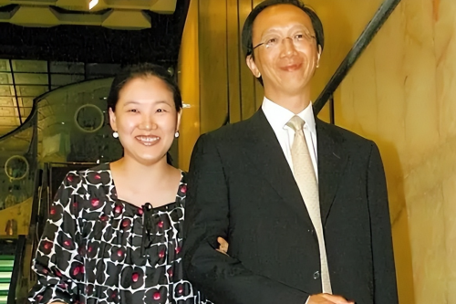 伏明霞与71岁富豪老公破婚变传闻，同框现身街头，大女儿罕露面