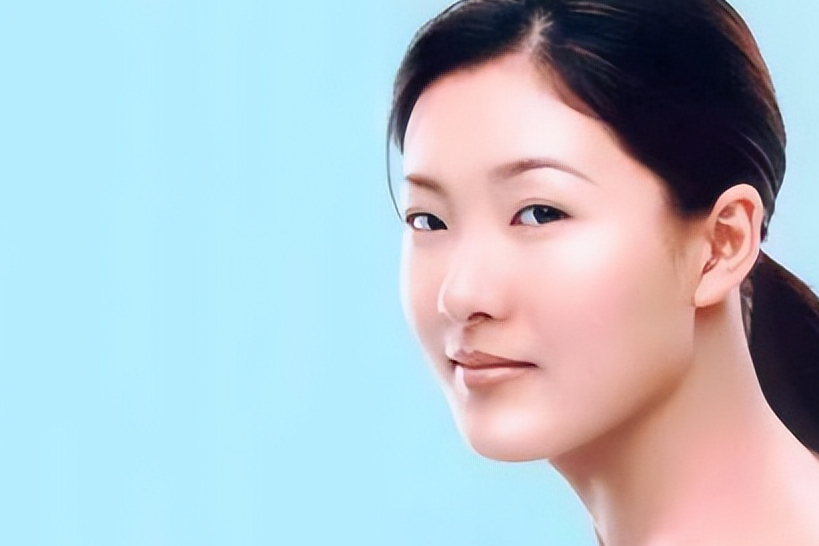 伏明霞与71岁富豪老公破婚变传闻，同框现身街头，大女儿罕露面
