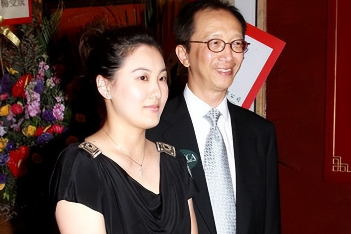 伏明霞与71岁富豪老公破婚变传闻，同框现身街头，大女儿罕露面