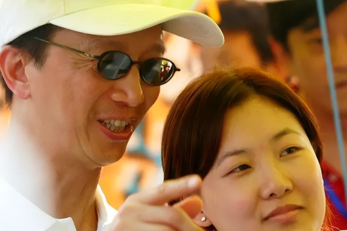 伏明霞与71岁富豪老公破婚变传闻，同框现身街头，大女儿罕露面