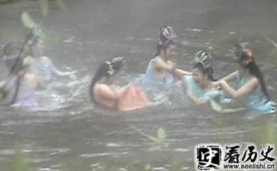 ​女演员敬业拍摄蜘蛛精洗澡“真空”上阵