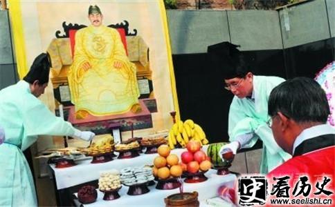 韩国明玉珍后代祭拜祖先图