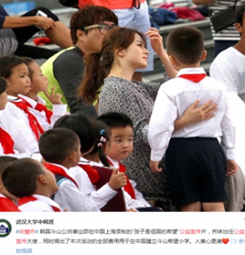 宋慧乔手扶大肚现身街头，疑似怀上喜讯，网友：好怀念两人