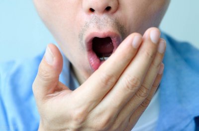 ​有口气是什么原因怎么调理（口臭去不掉，怎么刷牙都没用！多是这4个原因，分