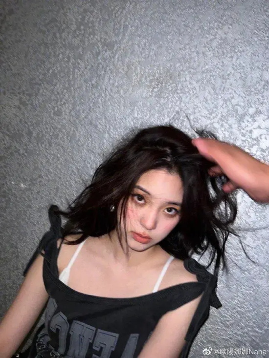欧阳娜娜甜酷风高清写真，大秀香肩