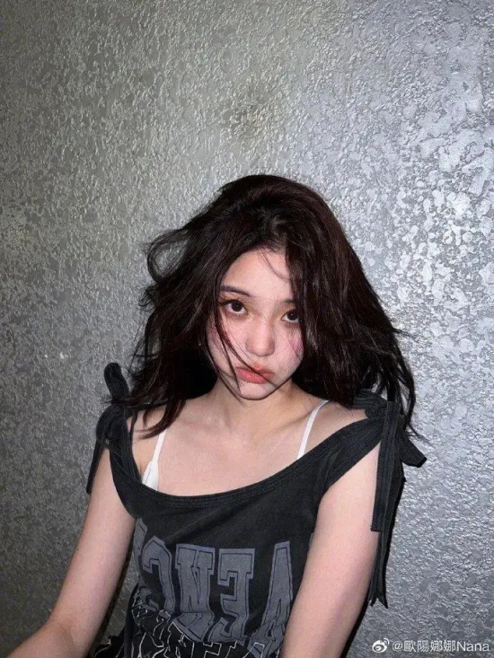 欧阳娜娜甜酷风高清写真，大秀香肩