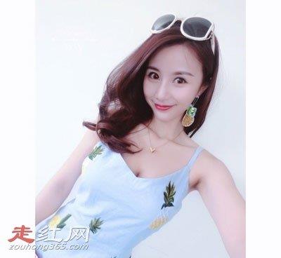 陈翔六点半球球走光污照 真名叫纪文君罩杯是D罩杯