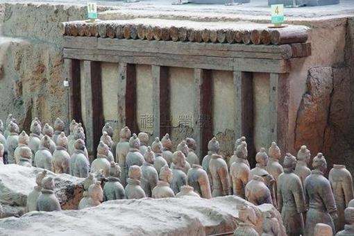 兵马俑中间那个长土堆是干什么用的?里面有什么财宝吗?