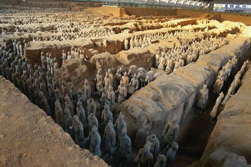 兵马俑中间那个长土堆是干什么用的?里面有什么财宝吗?