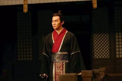 ​曹丕是如何取得士族信任,从而顺利称帝的?