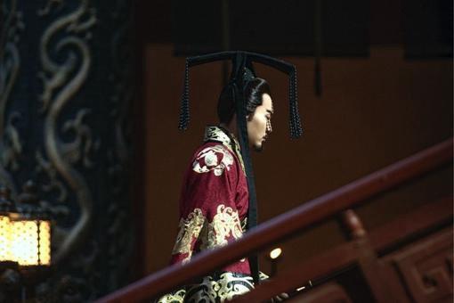 曹丕是如何取得士族信任,从而顺利称帝的?