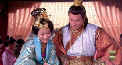 ​她一生坎坷，好不容易当上了皇后却被废了