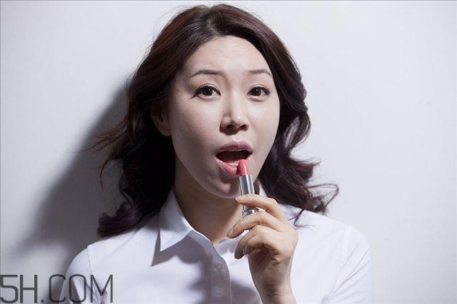 涂口红之前涂什么 涂口红之前要涂唇膏吗