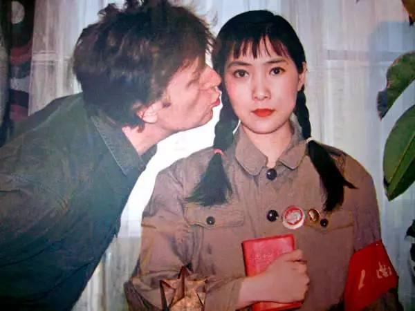她18岁上北电，20岁一举成名，事业当红时远嫁海外，今58岁当姥姥