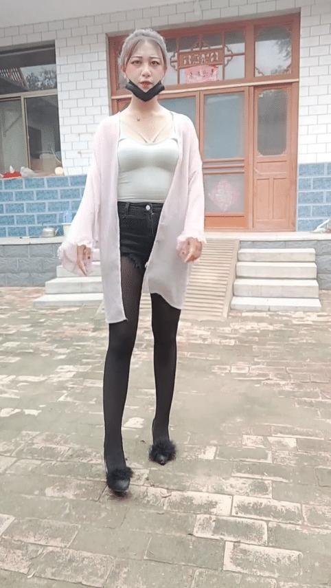 农村院子里的少妇，颜值身材不输城里的女神！