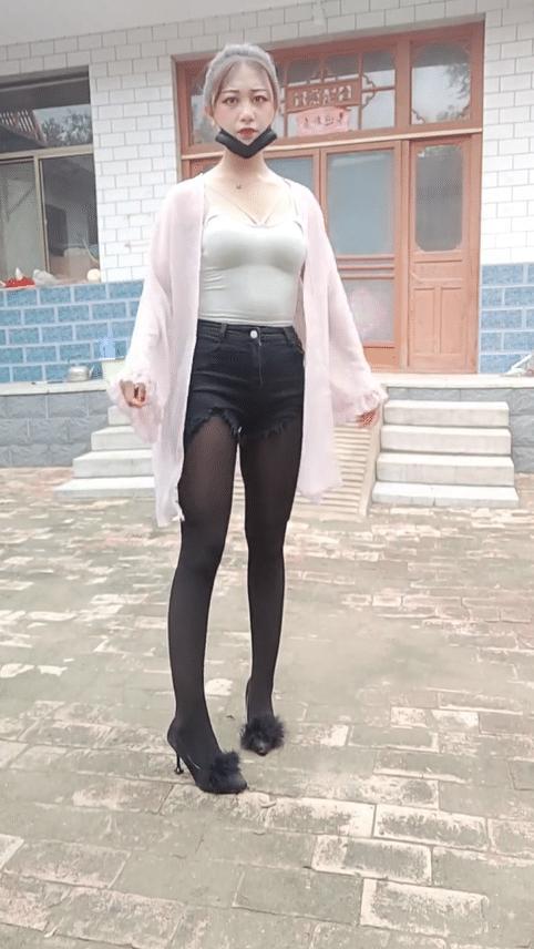 农村院子里的少妇，颜值身材不输城里的女神！