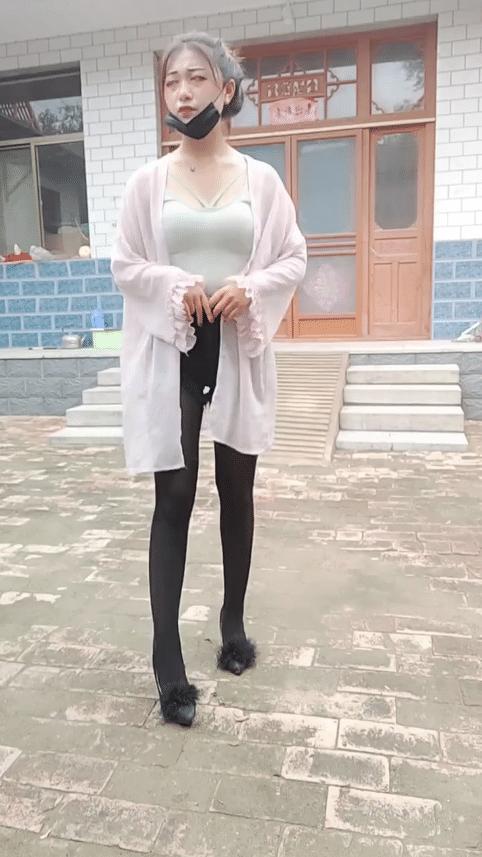 农村院子里的少妇，颜值身材不输城里的女神！