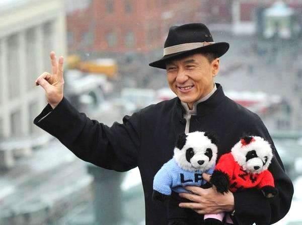 娱乐圈跑过龙套的8位巨星，成龙张学友上榜，而他还扮演过小偷