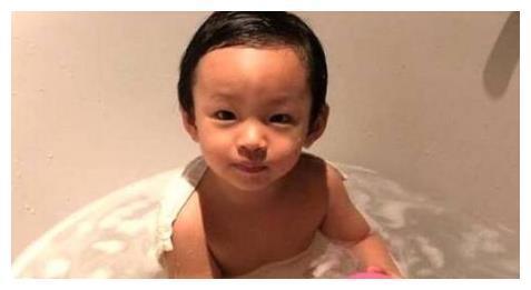 汪小菲成女儿奴，无意晒照生活近照，因儿子又引来无数热议
