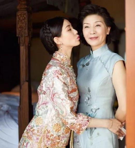 刘诗诗的妈妈居然靠气质火了？这些照片完全美过女儿！