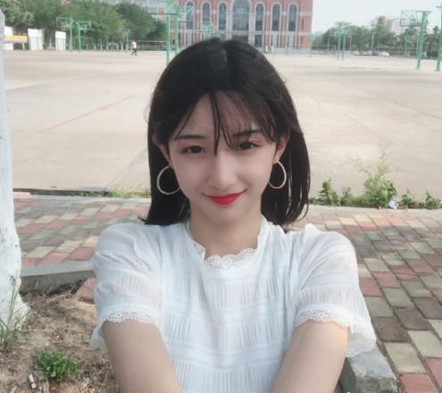 艾比“清纯照”被疯传，“男友视觉”引热议，网友：还能回去吗？