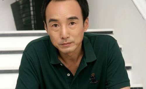 又一位大器晚成男演员，50岁演谍战剧成名，如今62岁婚姻家庭成谜